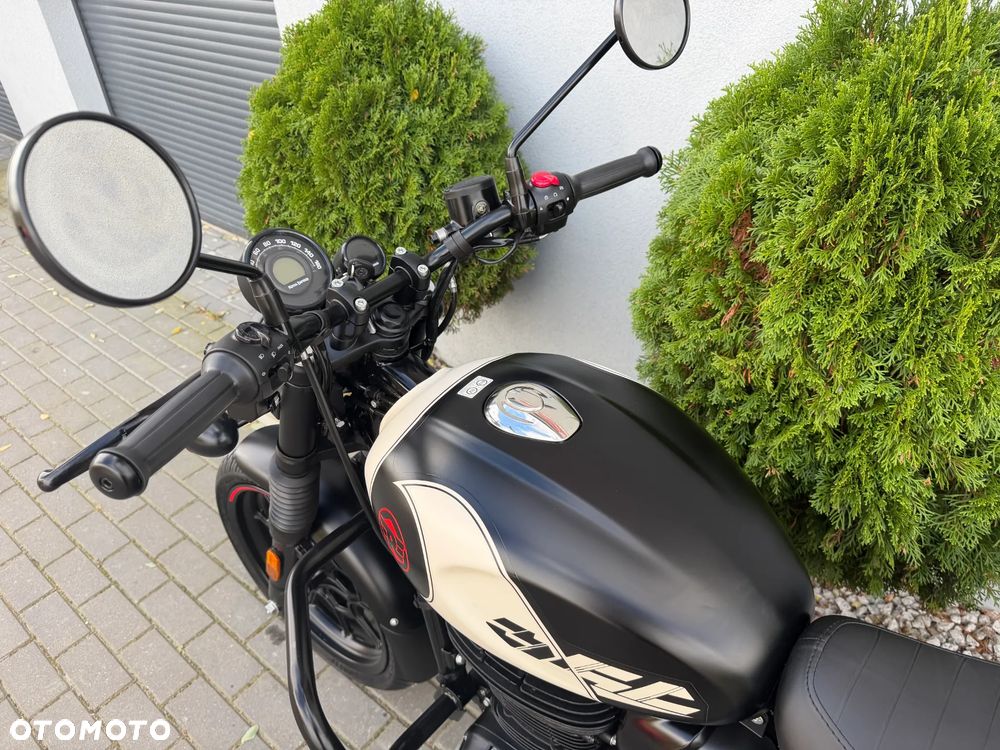 Royal Enfield HNTR - 33