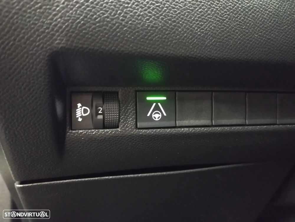 Peugeot 2008 1.2 Hybrid Allure e-DCS6 - 20