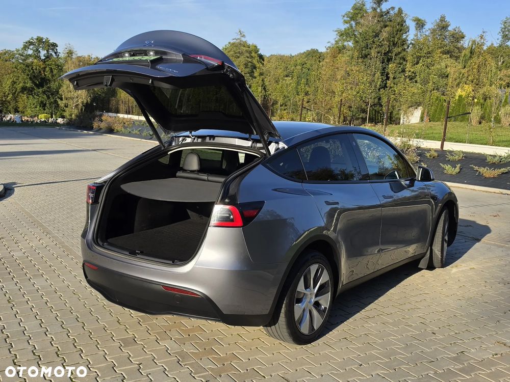 Tesla Model Y Long Range AWD - 8