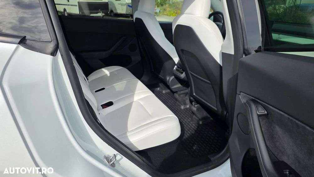 Tesla Model Y - 6