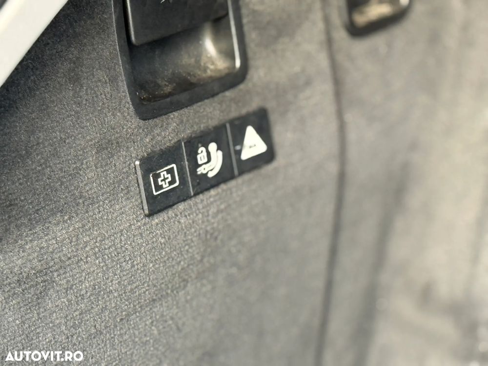 BMW Seria 3 318d DPF Touring Edition Exclusive - 32