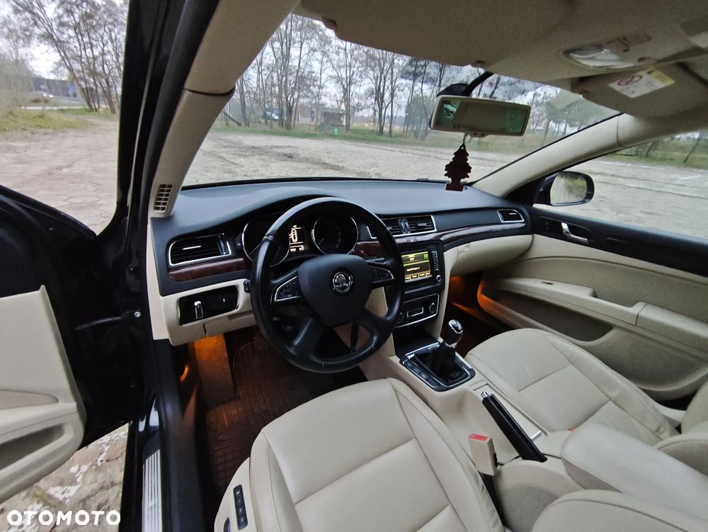 Skoda Superb 2.0 TDI PD Elegance - 25