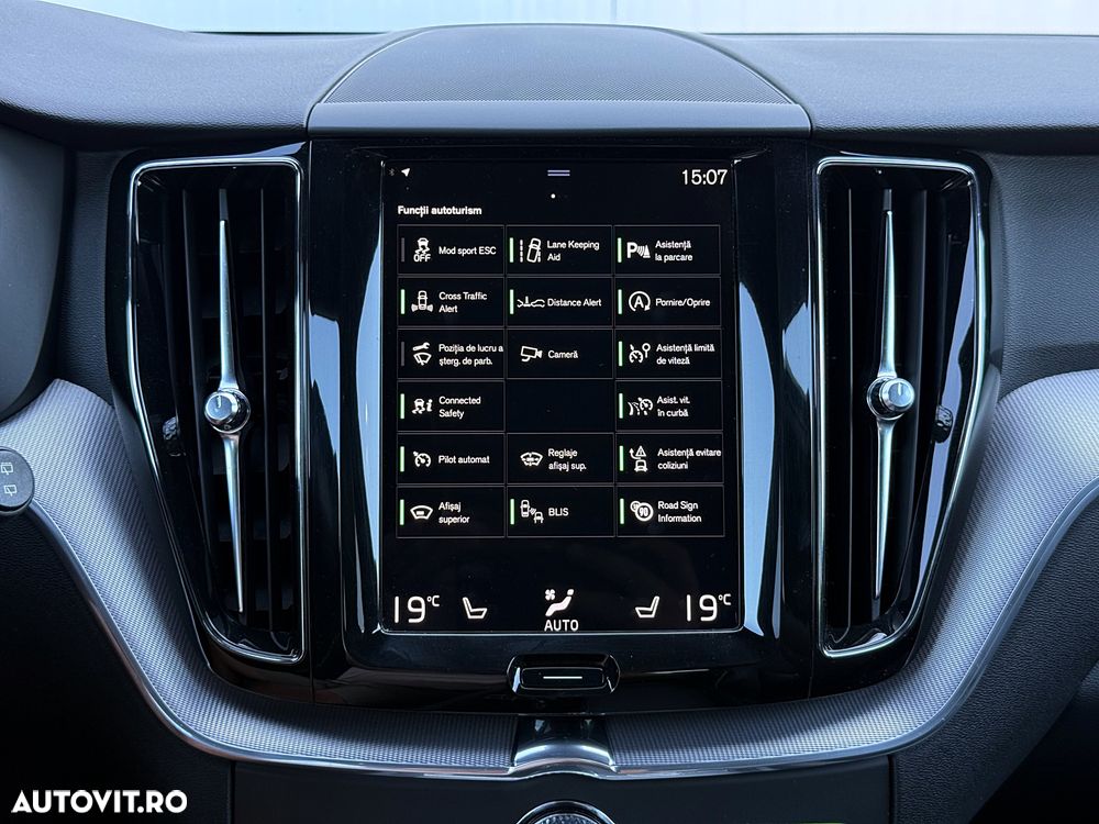 Volvo XC 60 B4 MHEV AWD R-Design - 33