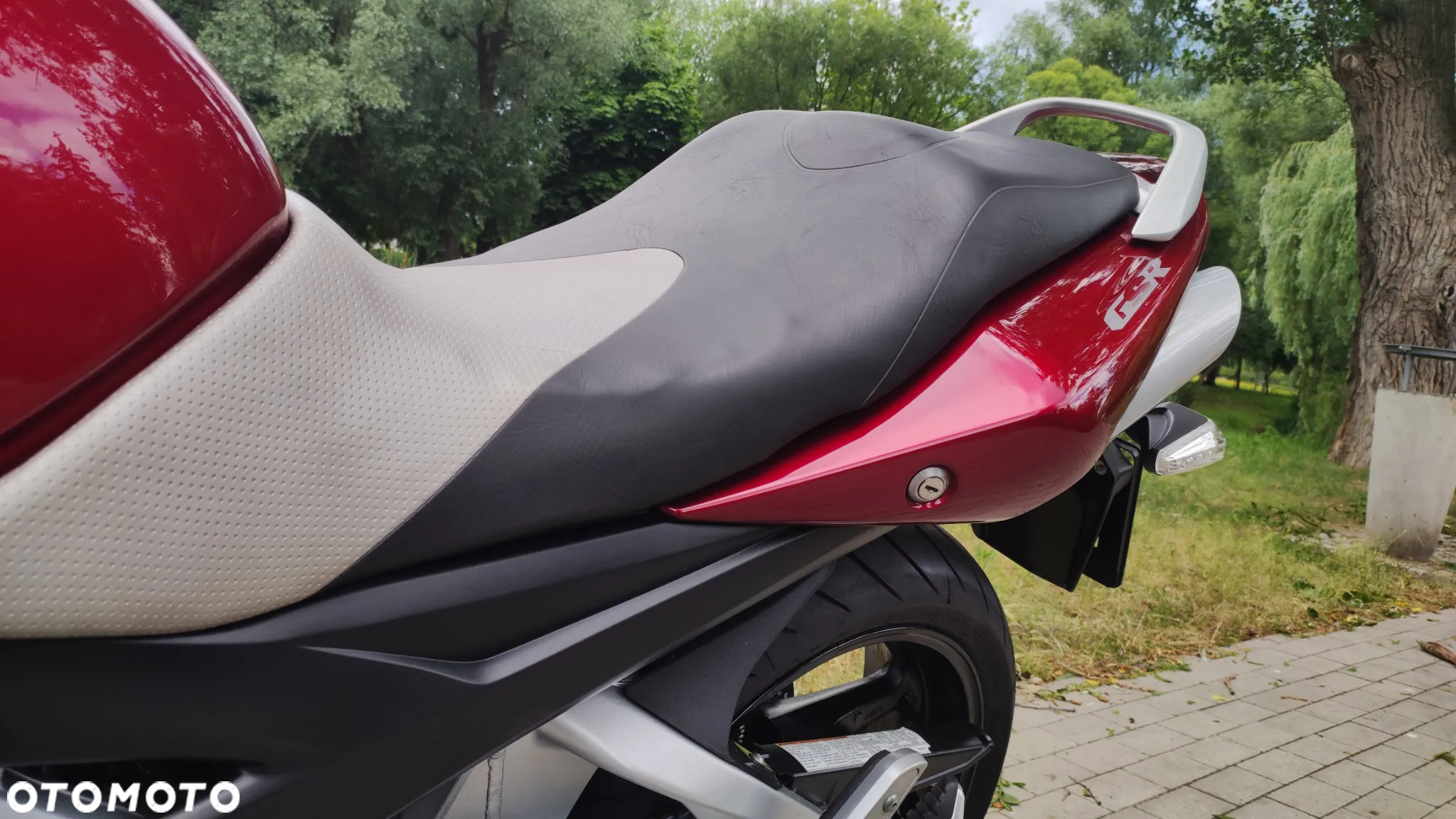 Suzuki GSR - 13