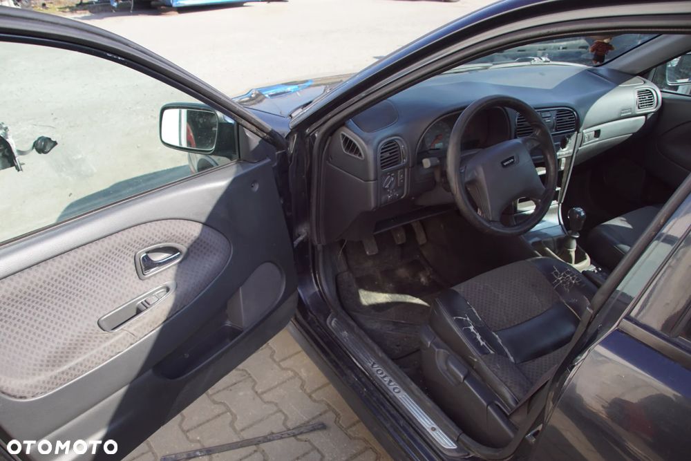 Auto na części - Volvo V40 I Lift 1.9 Di 95 KM D4192T2 M5D 332 2000R Silnik Skrzynia Drzwi Maska Klapa Zderzak Błotnik Lampa Klamka Szyba Lusterko Deska Kokpit Sterownik Moduł Czujnik Licznik Panel Kierownica - 9