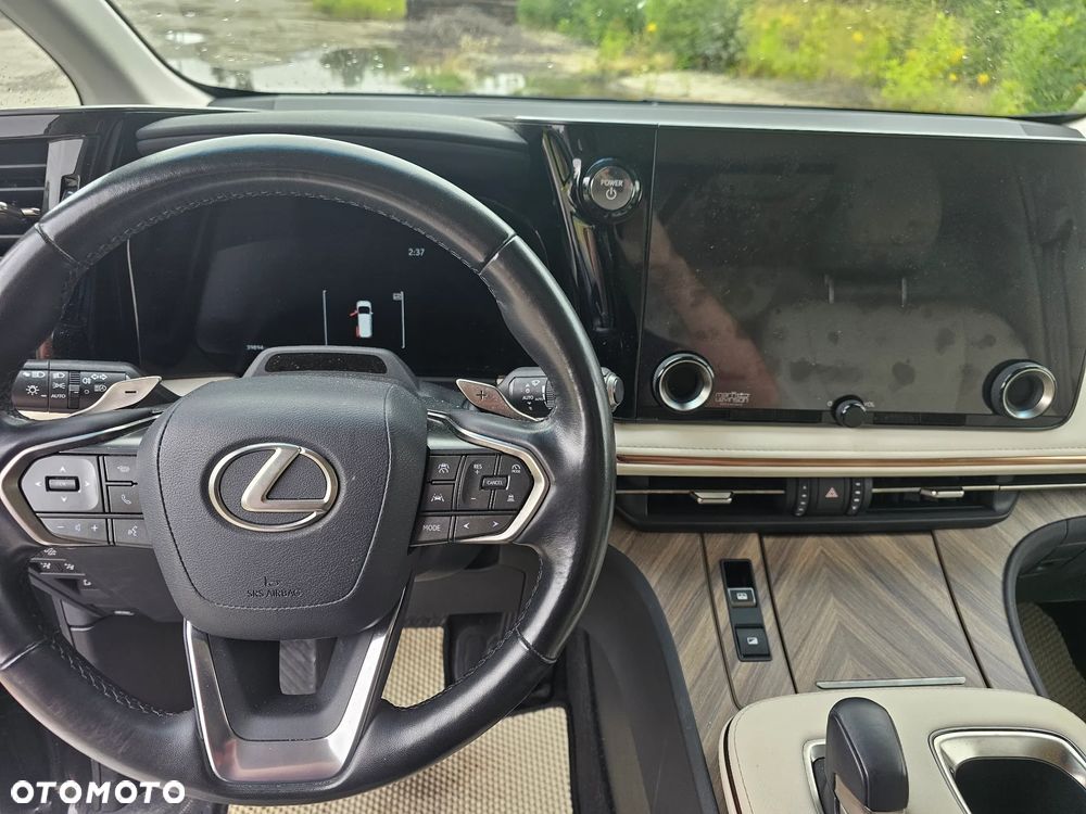 Lexus LM - 10