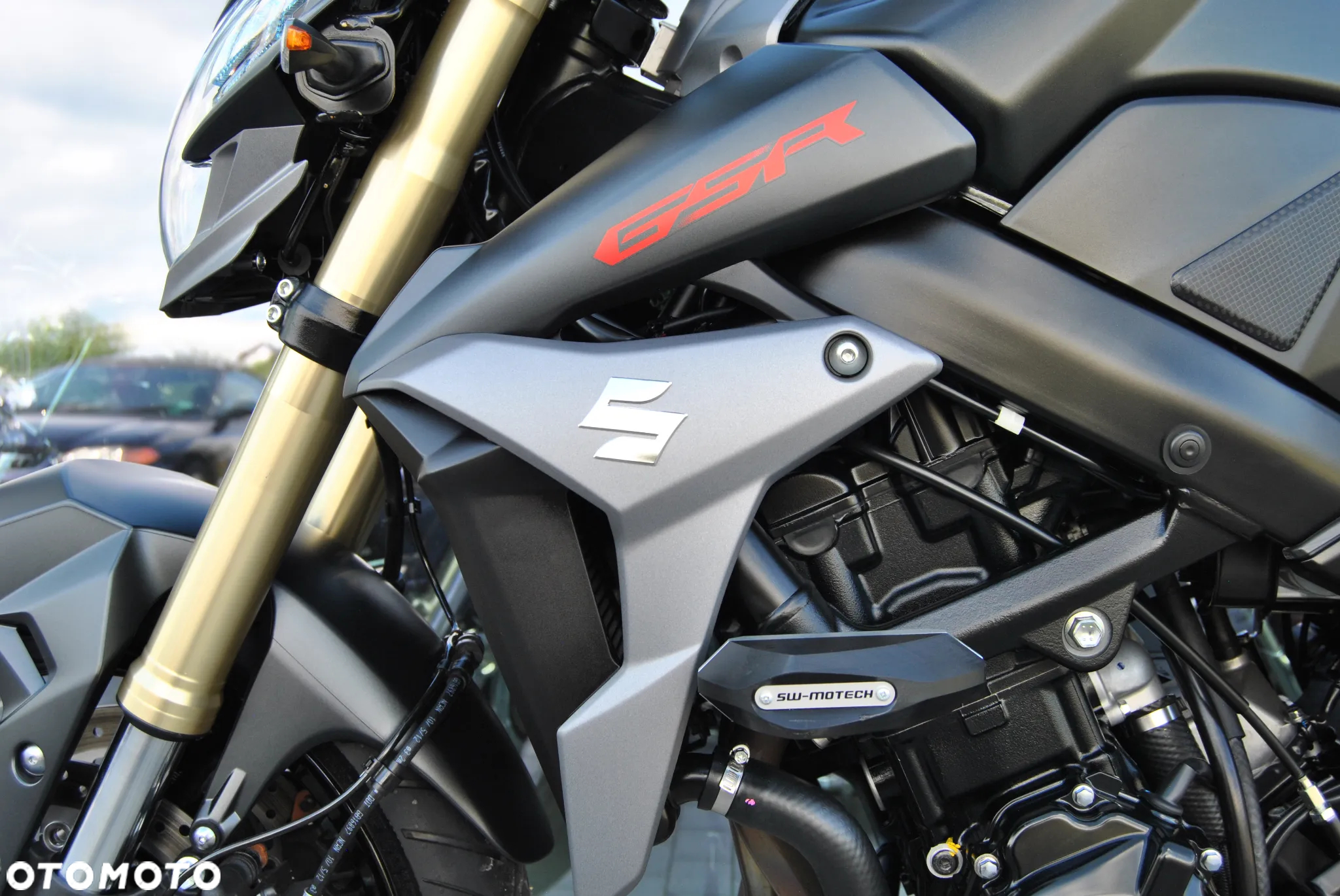 Suzuki GSR - 21