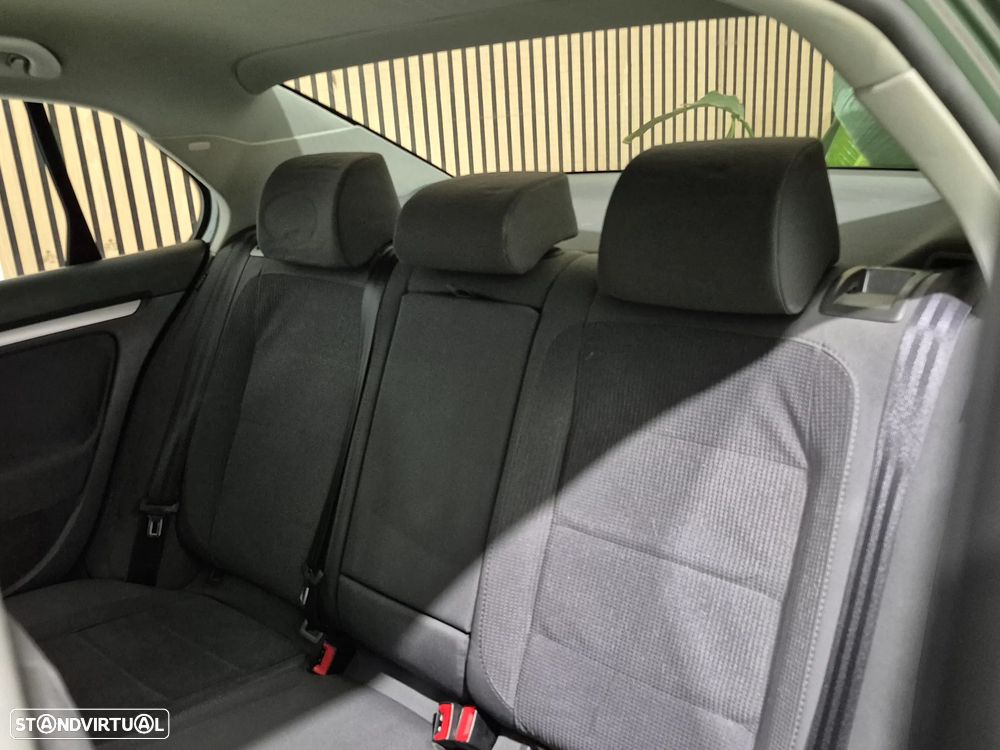 VW Jetta 1.6 FSi Confortline - 9