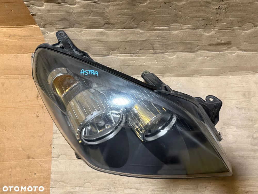 Lampa przód OPEL ASTRA III  prawa 1EG270370 - 2
