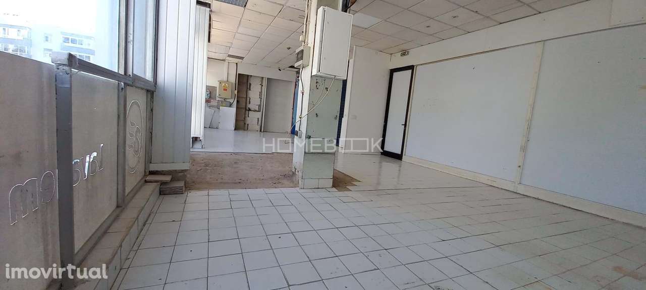 Espaço comercial amplo com elevada exposição, luz natural e potencial - Grande imagem: 5/11