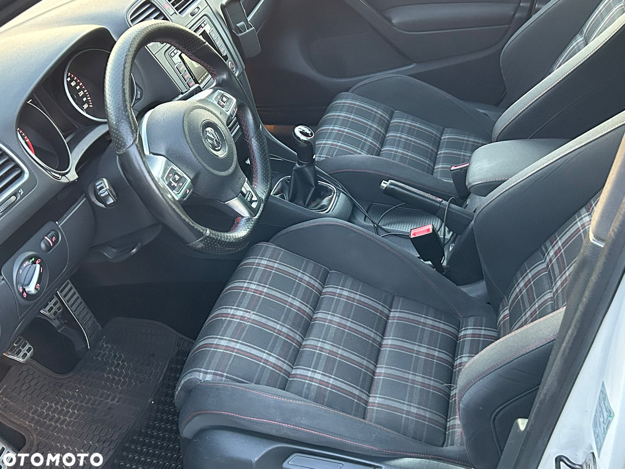 Volkswagen Golf VI 2.0 TSI GTI - 12
