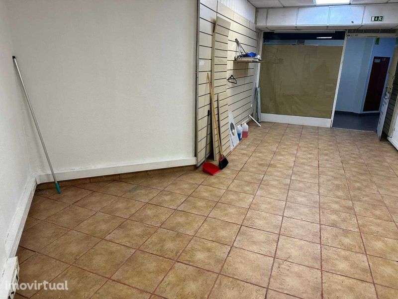 Loja em Centro Comercial bem situada com água - Grande imagem: 5/5