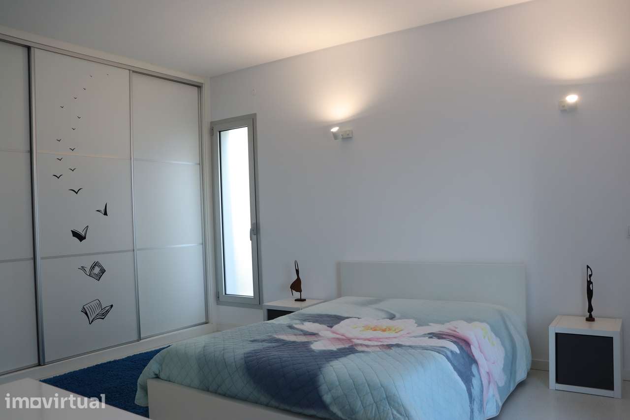 Moradia T1 Moderna com Espaço Exterior Exclusivo e Vista Deslumbrante - Grande imagem: 3/11