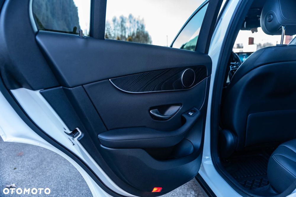 Mercedes-Benz GLC 300 4Matic 9G-TRONIC AMG Line Plus - 24