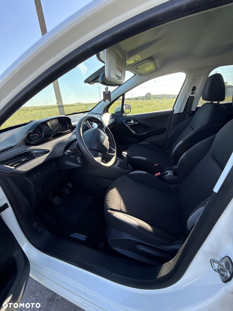 Peugeot 208 - 5