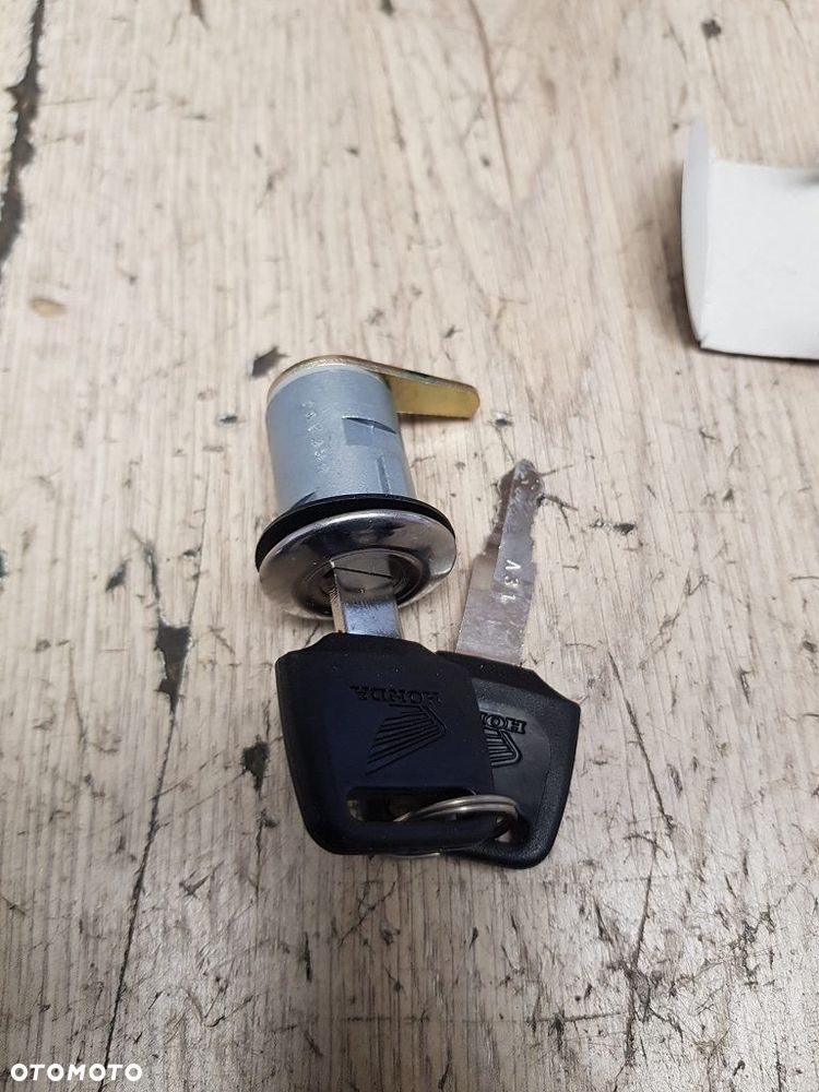 Zamek siedzenia klucz Honda CB550SC CBR900RR VF1000F 77225-ME4-003 - 3