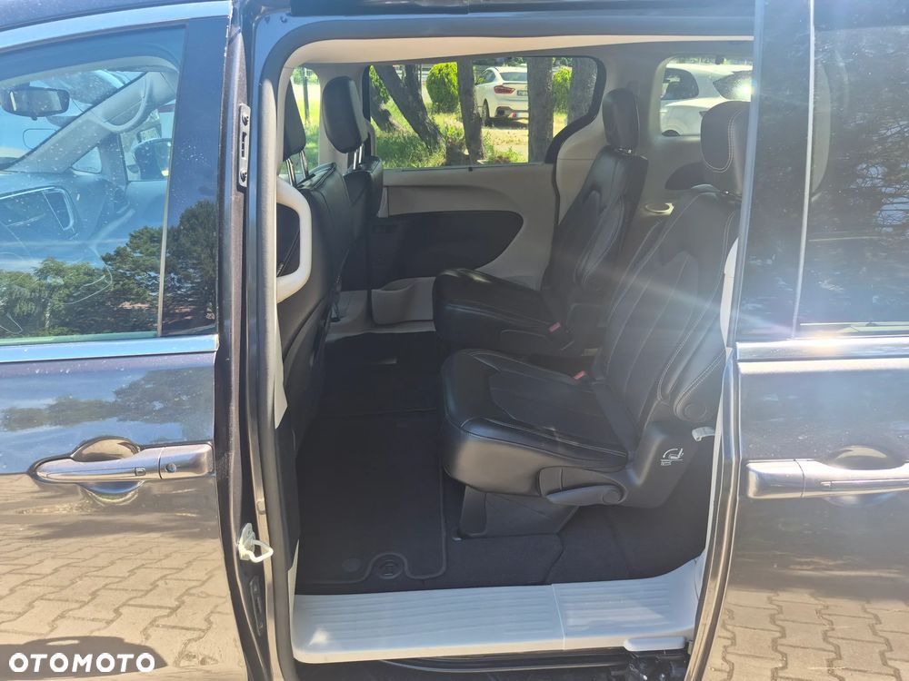 Chrysler Pacifica - 12
