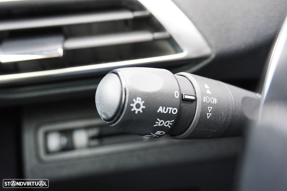 Peugeot 3008 PureTech 130 Stop & Start GPF EAT8 Active — fotografia 18