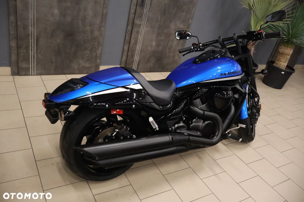 Suzuki Intruder - 3