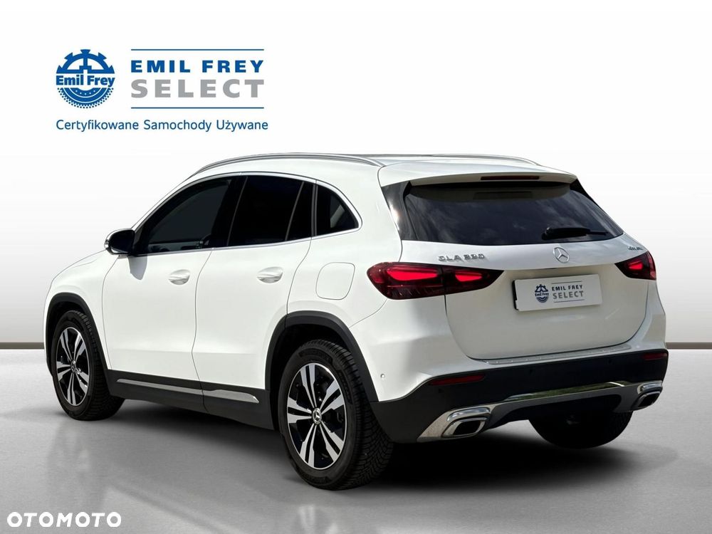 Mercedes-Benz GLA - 4