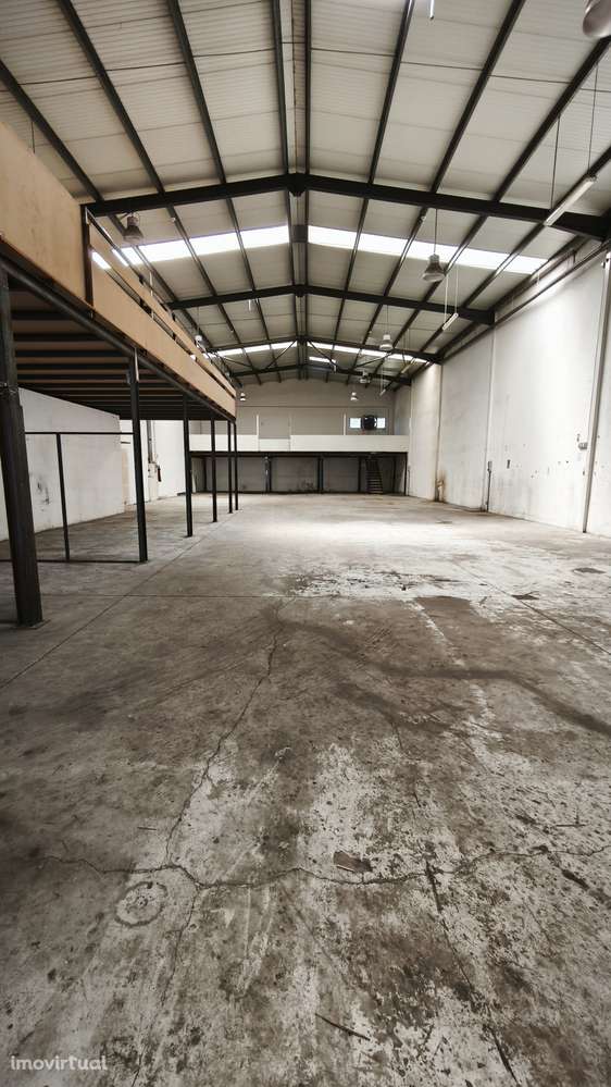 Armazém industrial, com uma área de 750m2, localizado na Z.I. Canelas. - Grande imagem: 4/14
