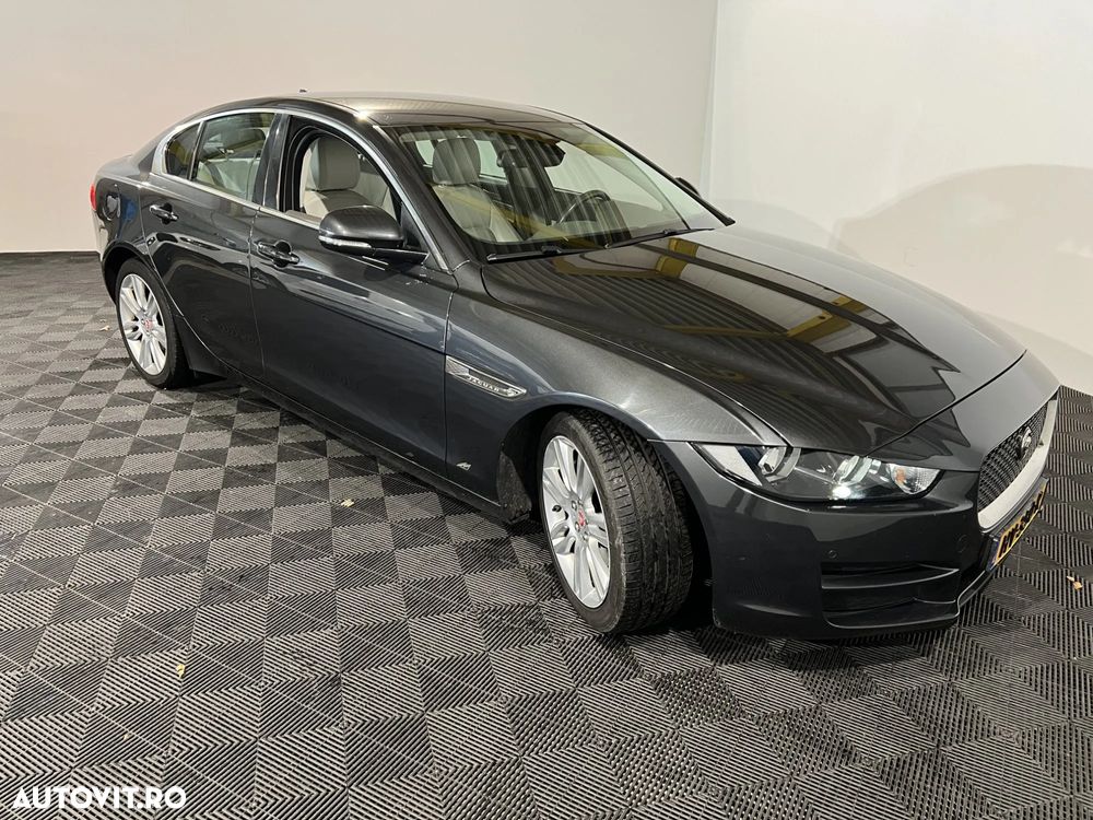 Jaguar XE 2.0 Pure - 1