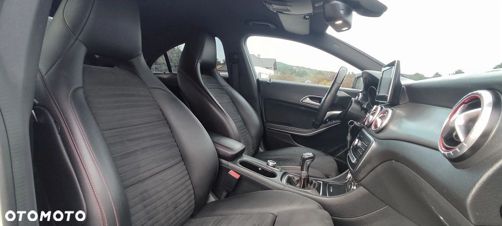 Mercedes-Benz CLA 180 AMG Line - 10