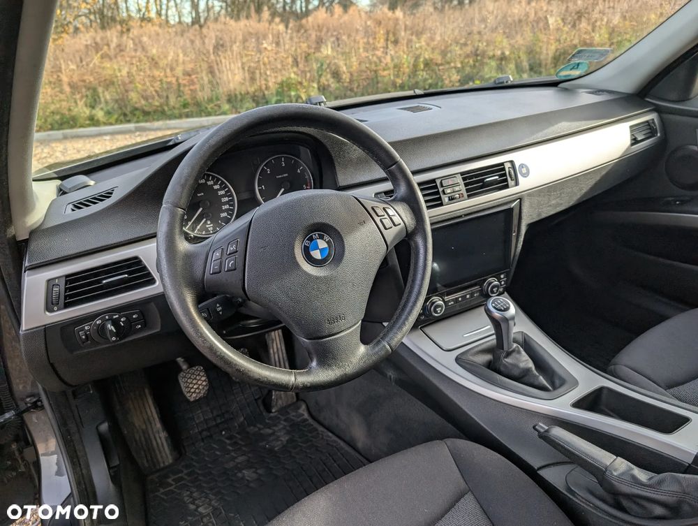 BMW Seria 3 318d - 11