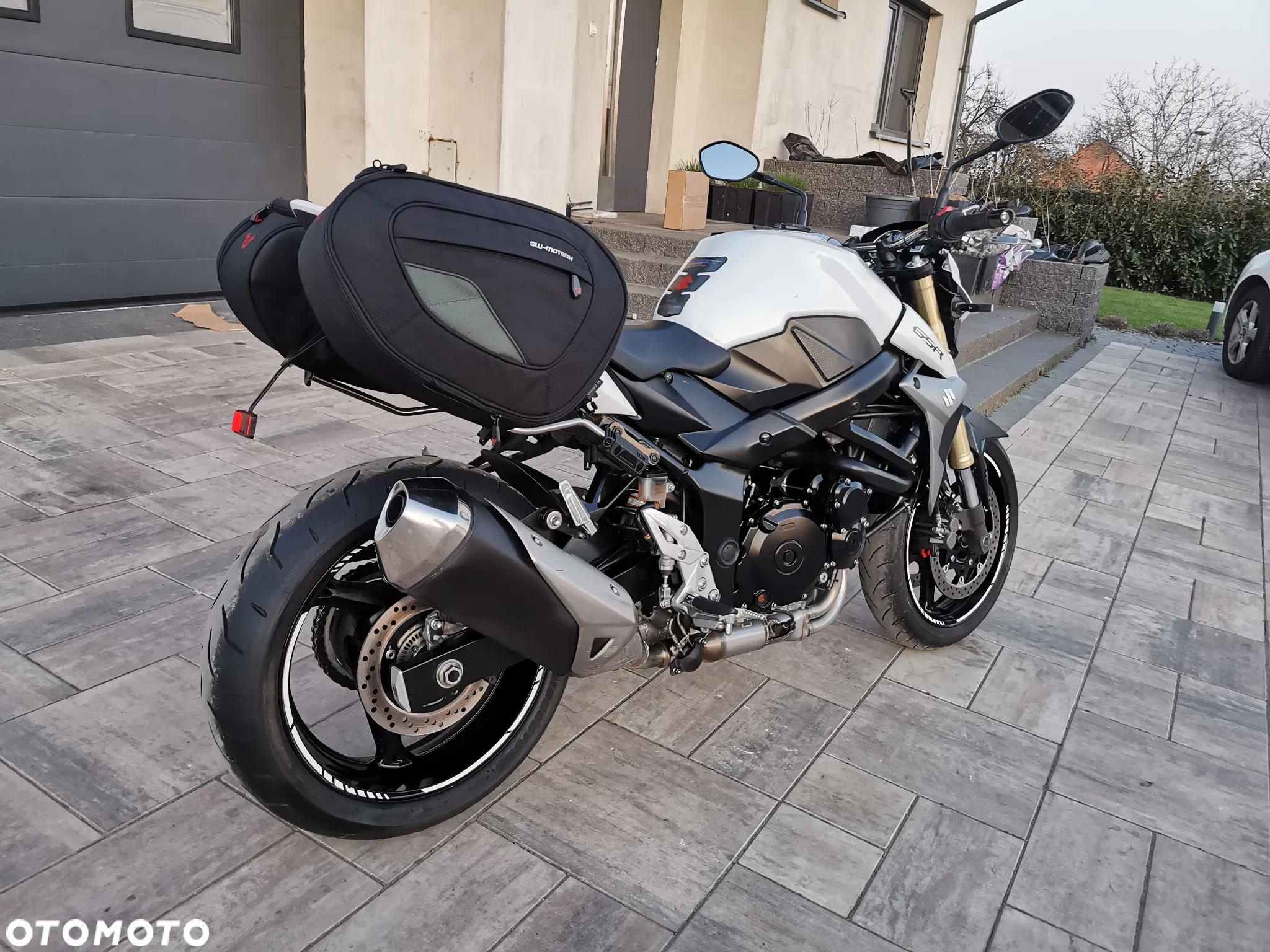 Suzuki GSR - 3