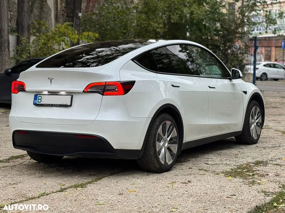 Tesla Model Y Long Range - 32