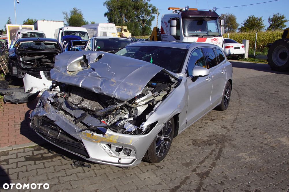 Auto na części - Volvo V60 II 2.0 D3 150 KM D4204T16 TG-81SC 711 2019R Silnik Skrzynia Drzwi Klapa Zderzak Lampa Lusterko Szyba Szyberdach Panorama Deska Kokpit Sterownik Moduł Czujnik Licznik Wyświetlacz Kierownica - 1