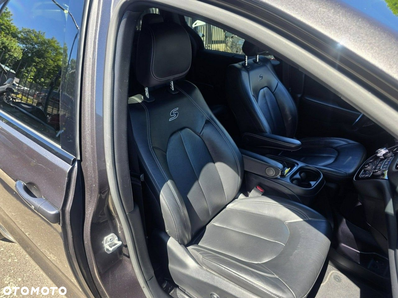 Chrysler Pacifica - 30
