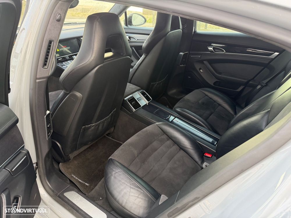 Porsche Panamera GTS PDK - 8