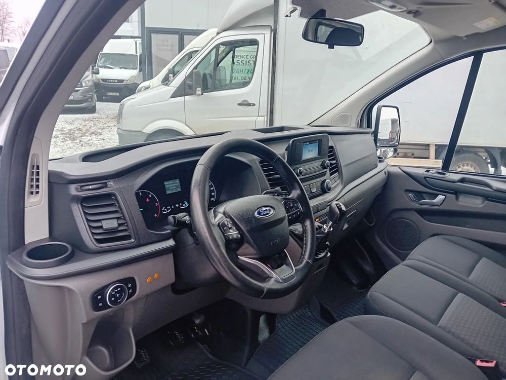 Ford Tourneo Custom - 21