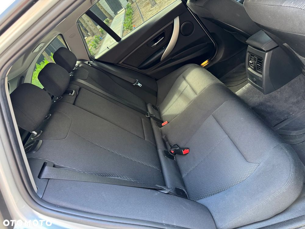 BMW Seria 3 318d DPF Edition Sport - 34