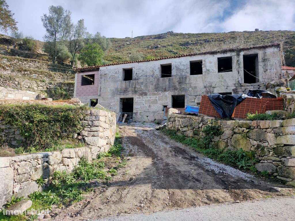 Moradia em construção - Grande imagem: 2/23