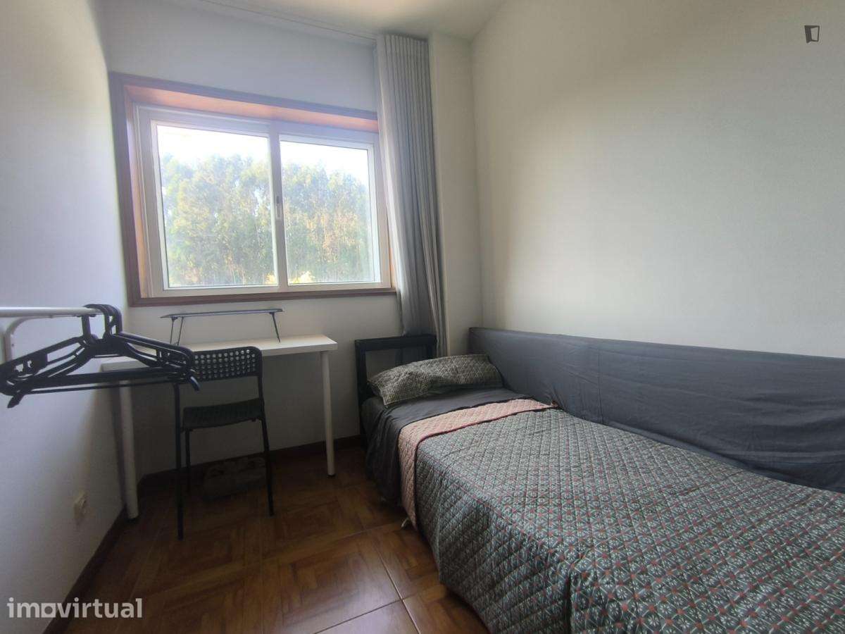 Quarto - localizado em Maia - Grande imagem: 3/9
