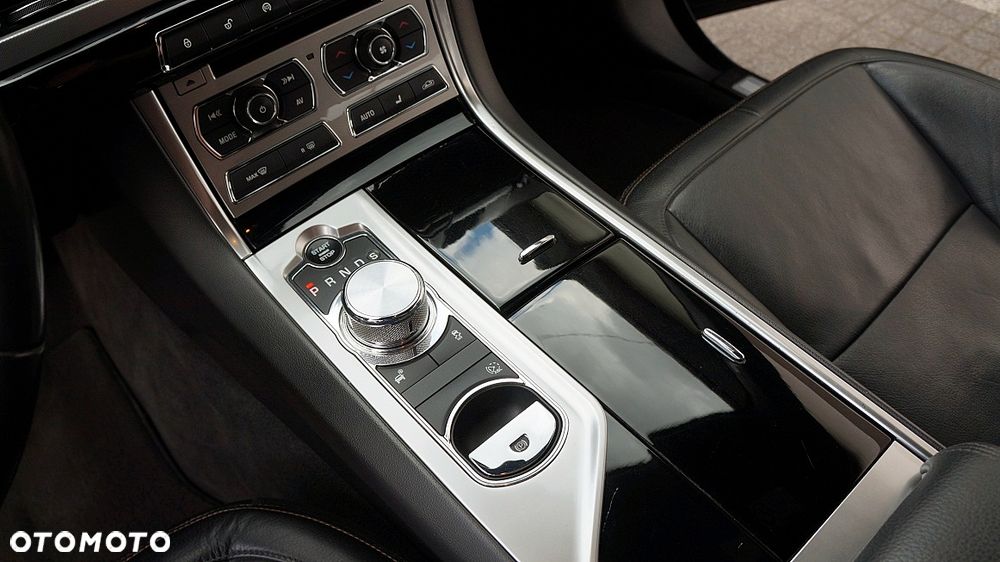 Jaguar XF 2.2 D R-Sport - 19