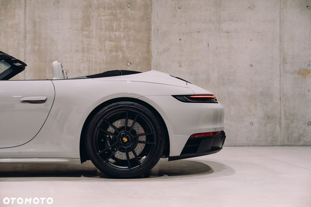 Porsche 911 Carrera 4 GTS - 17