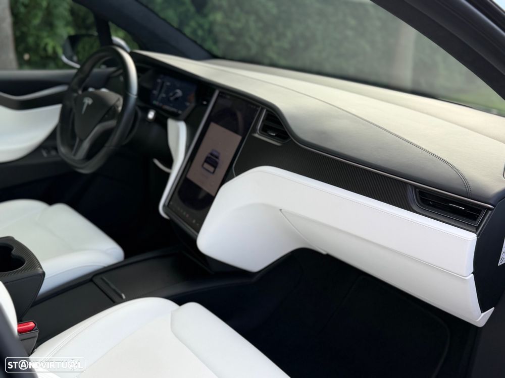 Tesla Model X - 18