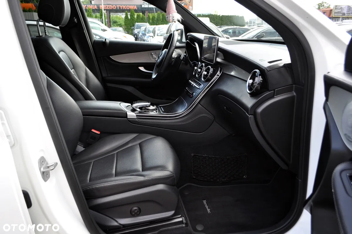 Mercedes-Benz GLC 350 e 4Matic 7G-TRONIC AMG Line - 27