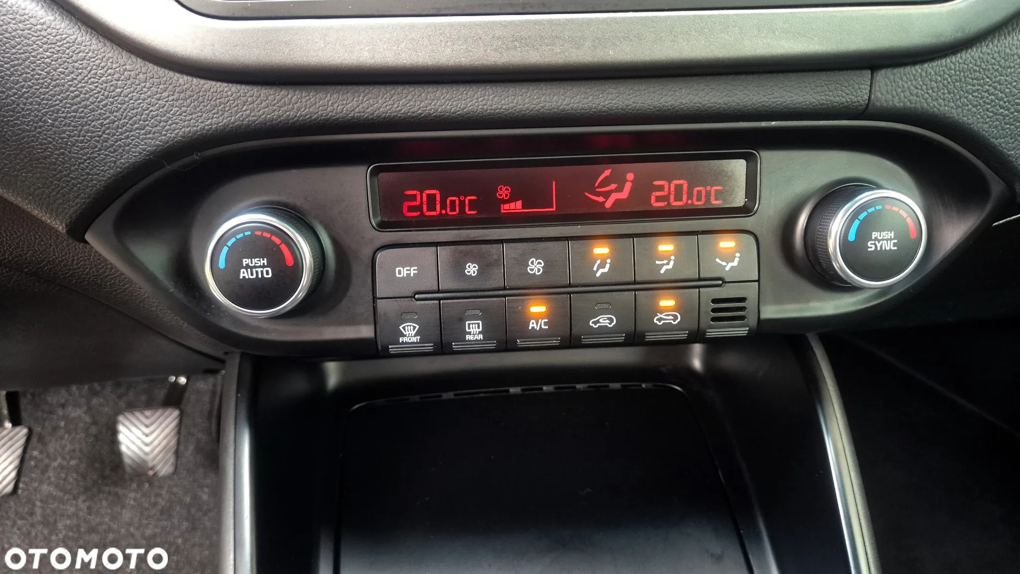 Kia Carens 1.6 GDI Dream Team Edition - 26