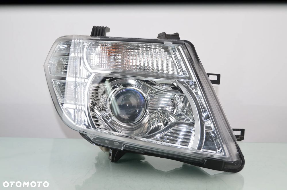 NISSAN NAVARA FACELIFT BI-XENON 09-12r 260105X10A PRAWA Przedni Oryginał - 1
