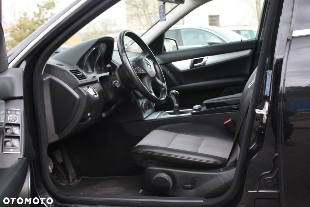 Mercedes-Benz Klasa C 180 CGI BlueEFFICIENCY Avantgarde - 6