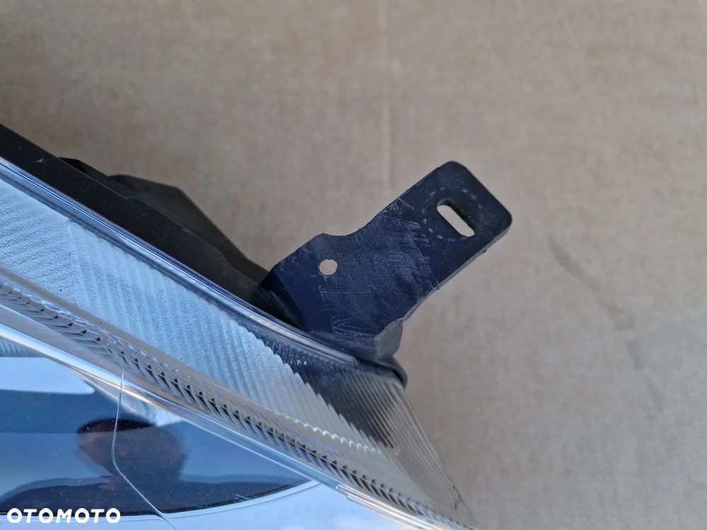 FORD FIESTA MK8 LAMPA REFLEKTOR PRAWA PRZÓD PRZEDNI H1BB13W029 - 2