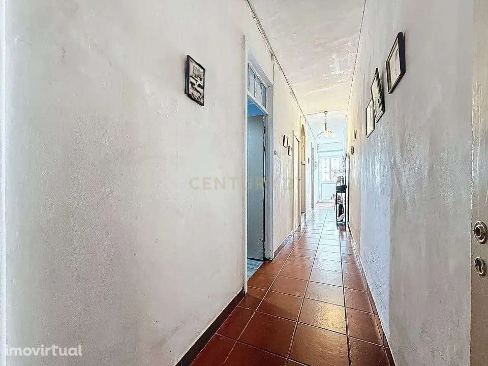 Invista no Centro de Ponta Delgada – Moradia com Enorme Potencial - Grande imagem: 3/26