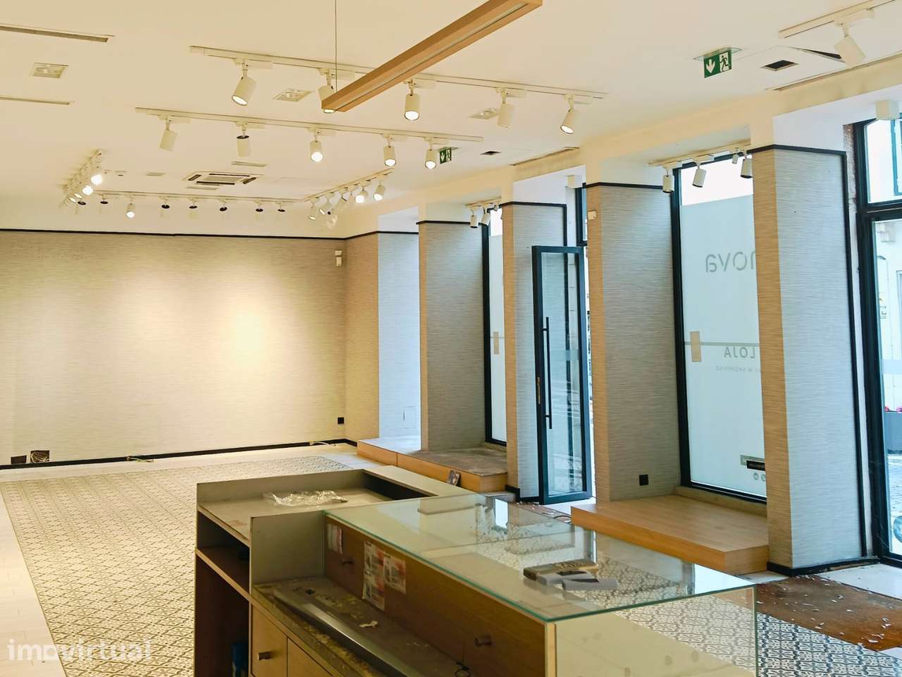 Loja com Grande Visibilidade no Centro de Santarém - Grande imagem: 5/7