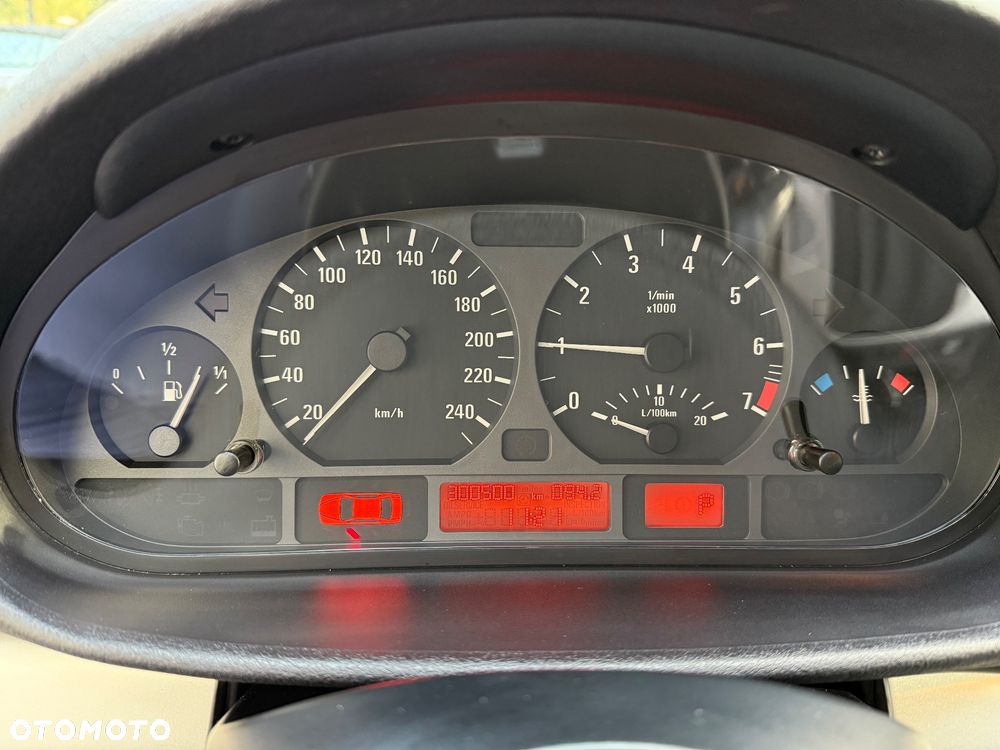 BMW Seria 3 318i - 32