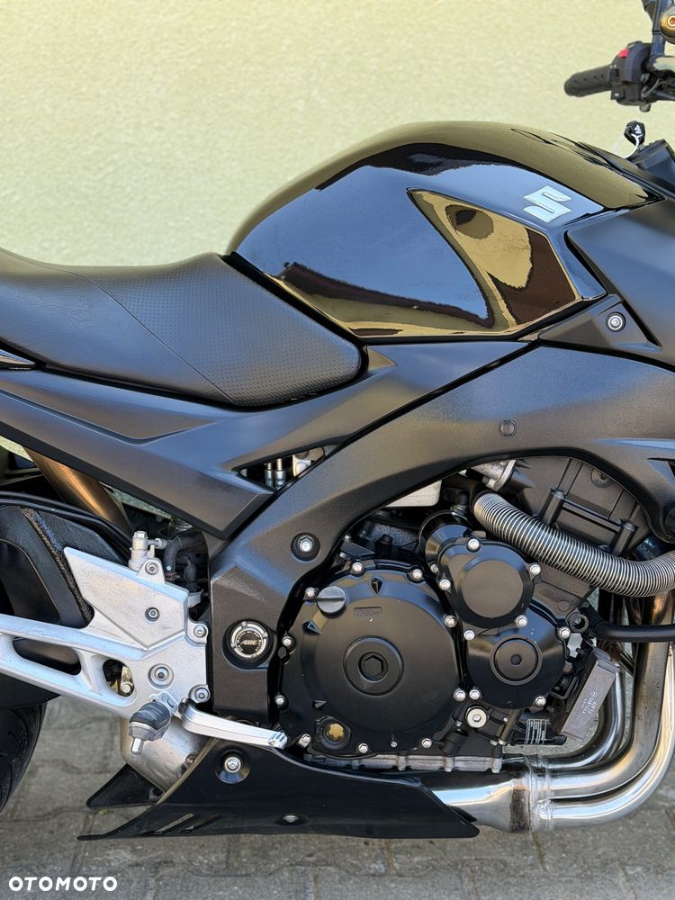 Suzuki GSR - 8