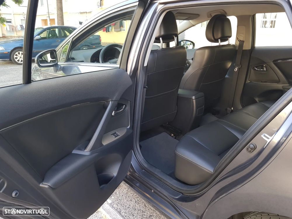 Toyota Avensis SW 2.0 D-4D Exclusive - 29
